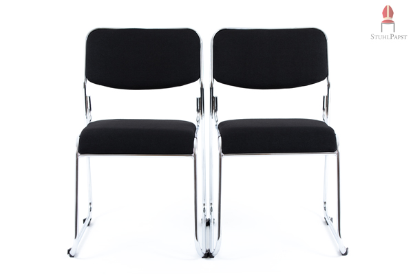 Praktische Schoner und gleichzeitige Reihenverbinder ermöglichen das problemlose Verbinden der Kufenstühle