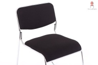 Gepolsterter Kufenstuhl mit hochwertigen Reihenverbindern