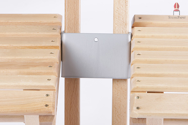 Der Reihenverbinder für Klappstühle ermöglicht eine stabile Fixierung für lange Stuhlreihen