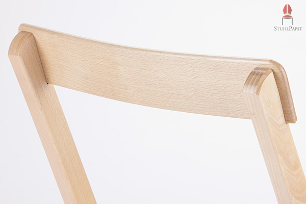 Die Rückenlehne aus Massivholz ist angenehm geformt und steigert den Komfort