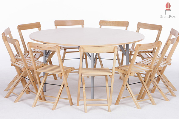 Unser klassischer Klappstuhl in Kombination mit einem Rundtisch