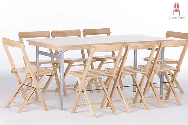 Unsere klassischen Klappstühle in Kombination mit Tisch für einen klassischen Arbeitsbereich