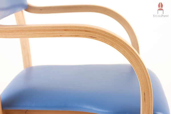 Com.fort AL CLINIC massiver Holz Konferenzstuhl gepolstert Stoff Kunstleder Bezug bequem komfortabel stapelbar günstig preiswert modern blau Farbe