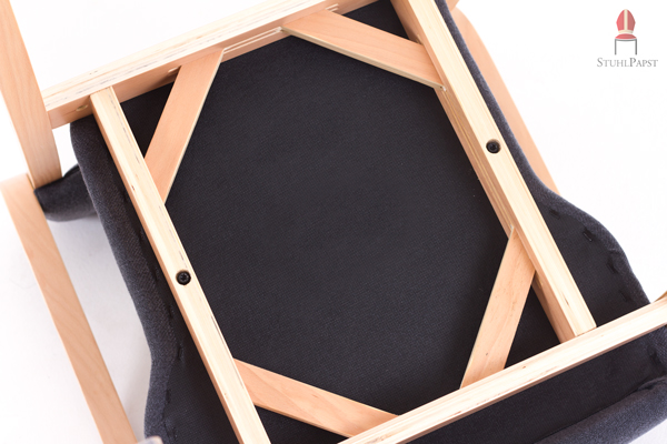 Massives Schichtholz auf der Unterseite der Sitzfläche