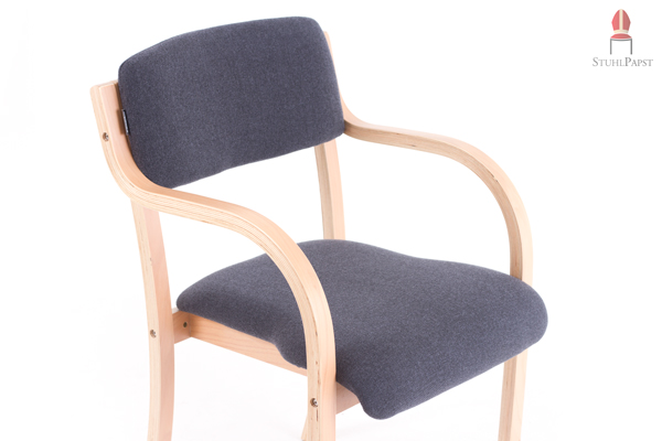 Unser stilsicherer Polsterstuhl mit Armlehnen für mehr Komfort