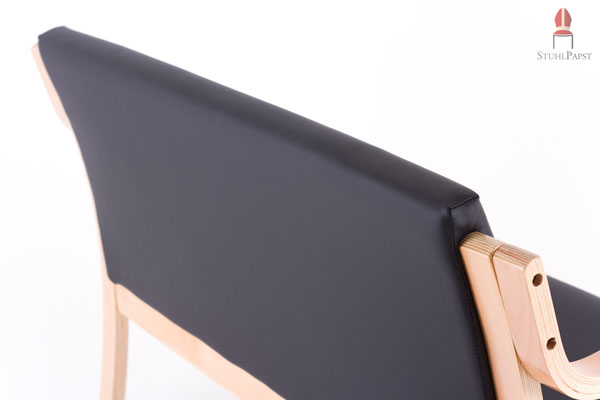 Der Kunstlederbezug ist sorgfältig verarbeitet