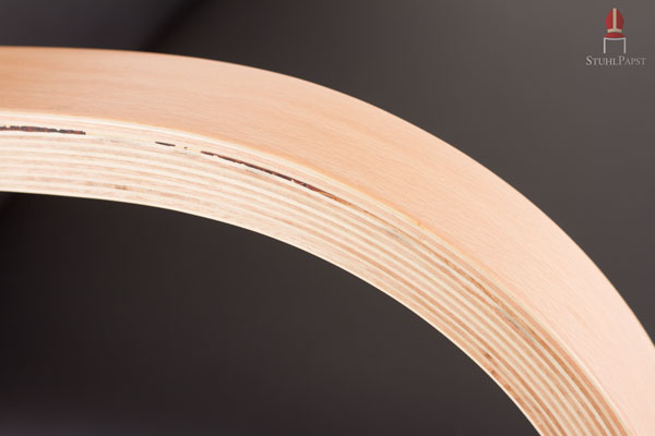 Die Armlehnen sind aus hochwertigem Schichtholz gefertigt