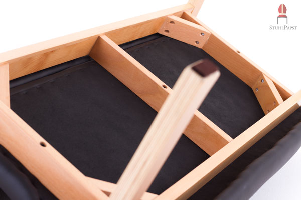 Die Bankkonstruktion ist mit Winkeln verstärkt