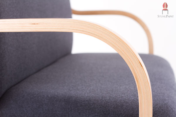 Die eleganten Rundungen der Armlehnen