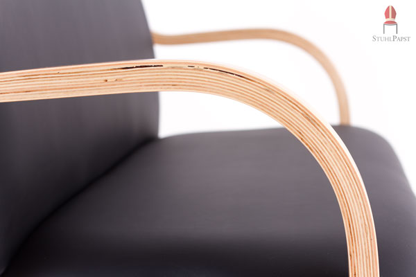 Die geschwungenen Armlehnen entlasten die Arme
