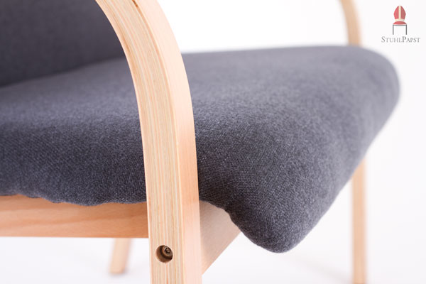 Die Kanten des Sitzpolsters sind abgerundet