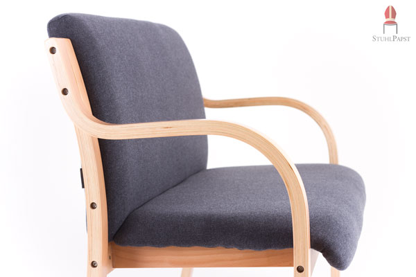 Die Rückenlehne ist angenehm gerundet