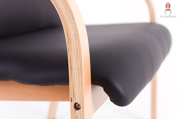 Polsterbezug und Stuhlrahmen ergeben ein harmonisches Ganzes