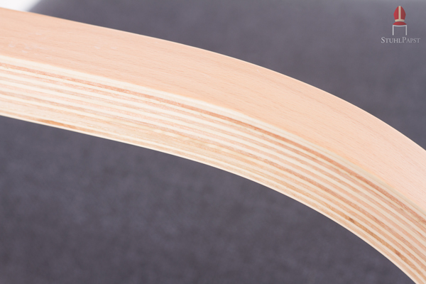 Die luftig geschwungenen Armlehnen