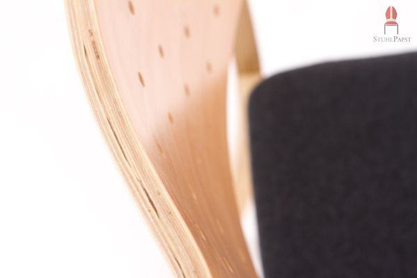Die sauber gearbeitete Stuhllehne aus Schichtholz