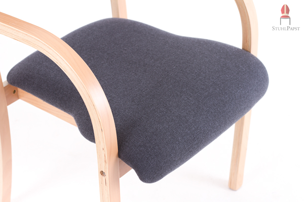 Die Sitzfläche ist vorne leicht gewölbt