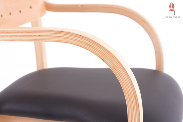 Die gebogene Armlehne aus Schichtholz ist sowohl bequem als auch geschmackvoll
