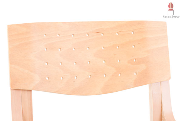 Das Lochmuster der Lehne ist ein Hingucker