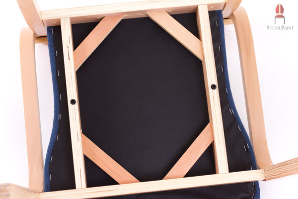 Der Stuhl ist zusätzlich versteift