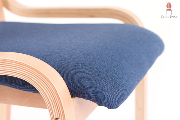 Die gepolsterte Sitzfläche ist vorne leicht abgebogen