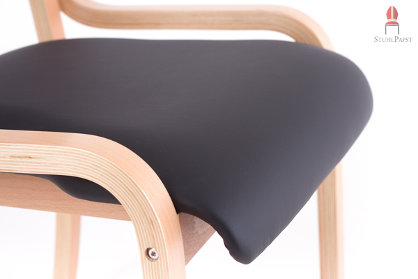 Ein angenehmes Betrachten und Sitzen durch die geschwungene Form des modernen Polsterstuhls