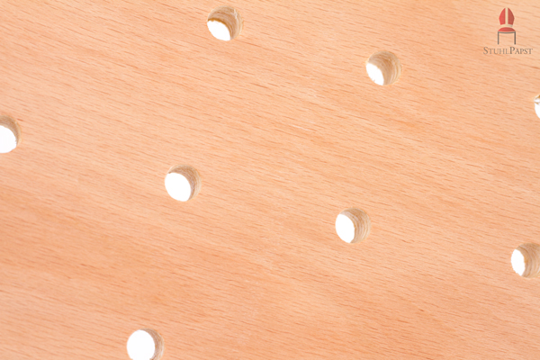 Die gelochte Rückenlehne sorgt für Luftzirkulation