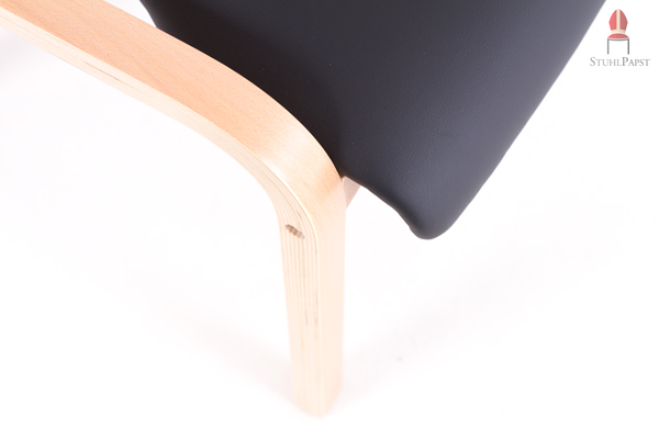 Kunstleder und Schichtholz stellen einen klaren und geschmackvollen Kontrast dar