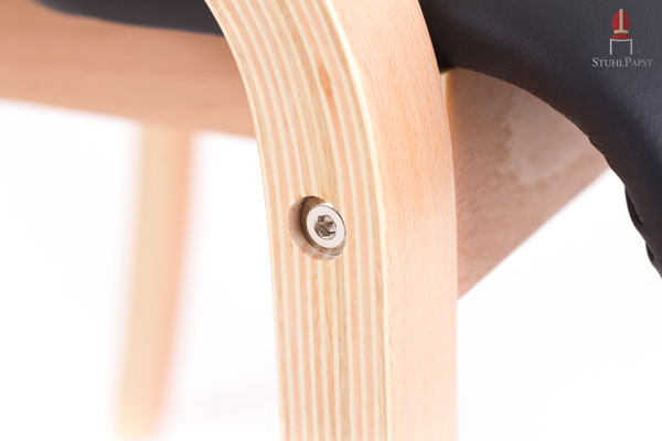 Schrauben sind im Gestell eingelassen