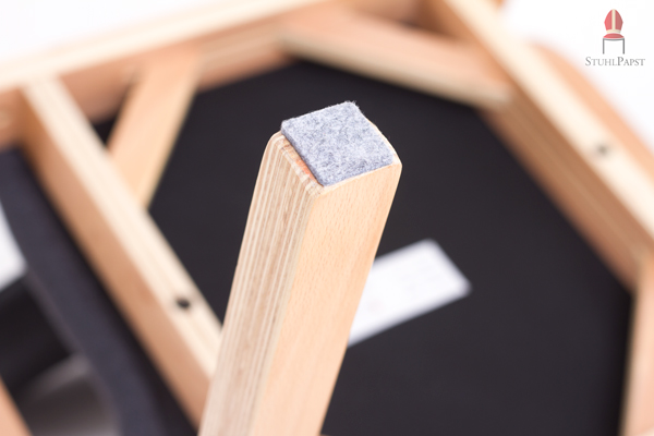 Alle Stuhlbeine sind mit Bodengleitern ausgestattet