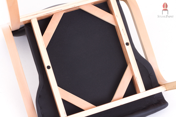 Der Stuhlrahmen ist stabil und belastbar