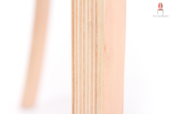 Das schön gearbeitete Schichtholz der Stuhlbeine