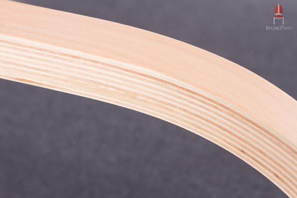 Die Armlehnen sind elegant geschwungen