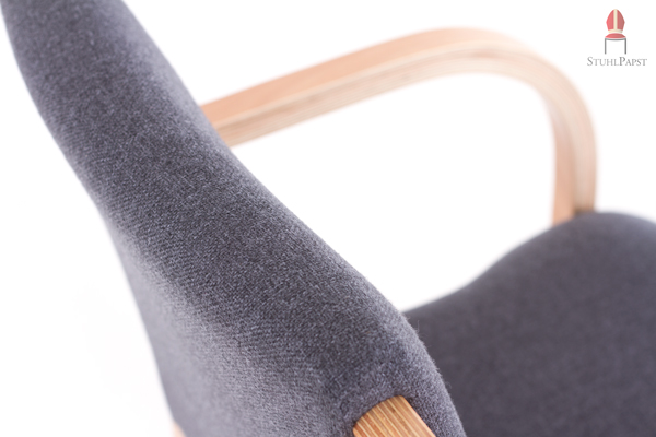 Die Rückenlehne gibt angenehmen Halt