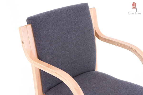 Holz und Stoffbezug gehen eine harmonische Beziehung ein