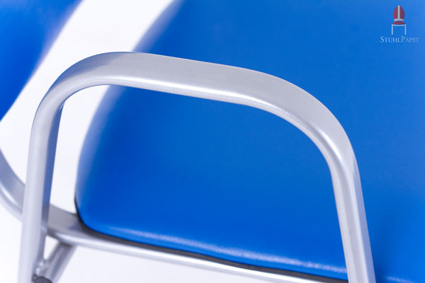 Die Armlehnen aus ovalem Stahlrohr