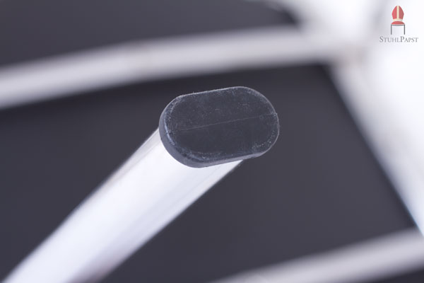 An den Beinen sind Bodenschitzkappen angebracht