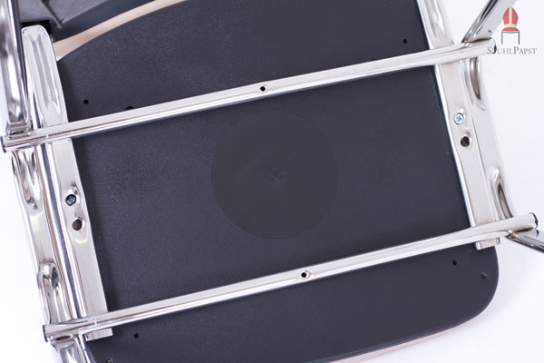 Querstreben unter der Sitzfläche sorgen für Versteifung