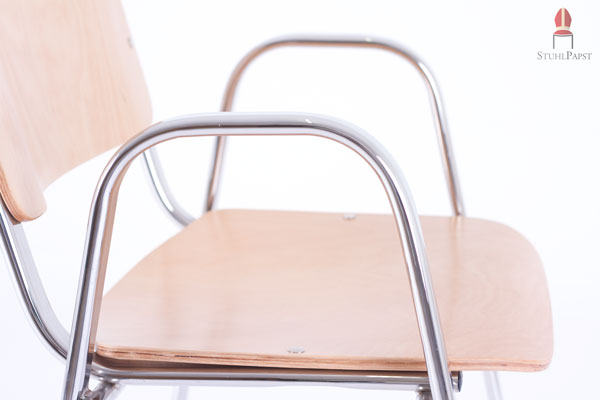 Der Stuhl ist solide und standfest