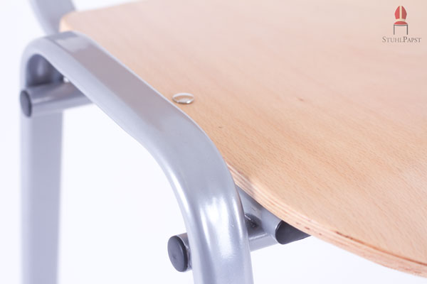 Das Gestell ist aus ovalem Stahlrohr