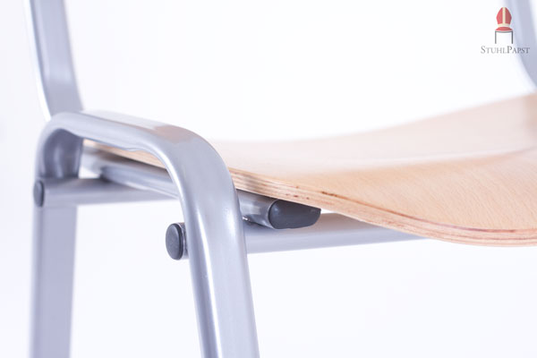Das Stuhlgestell ist solide verarbeitet