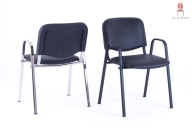 Der Stuhl mit verschieden farbigen Stuhlrahmen