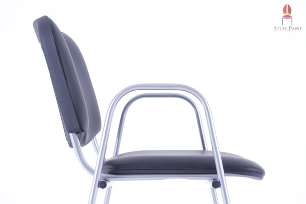 Der Stuhlrahmen ist zu Armlehnen hochgezogen