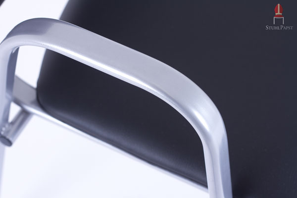 Die angenehm geformten Armlehnen