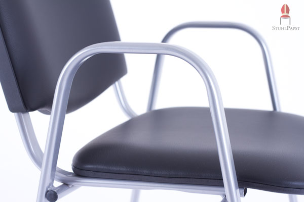 Die hochgezogenen Armlehnen erhöhen den Sitzkomfort