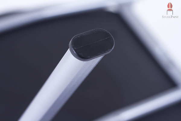 Die Stuhlbeine sind mit Schutzkappen versehen