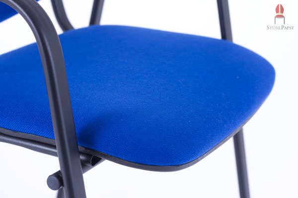 Der Stuhl ist mit großzügigen Polstern ausgestattet