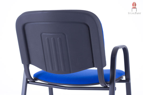 Die Rückenlehne ist aus belastbarem Kunststoff