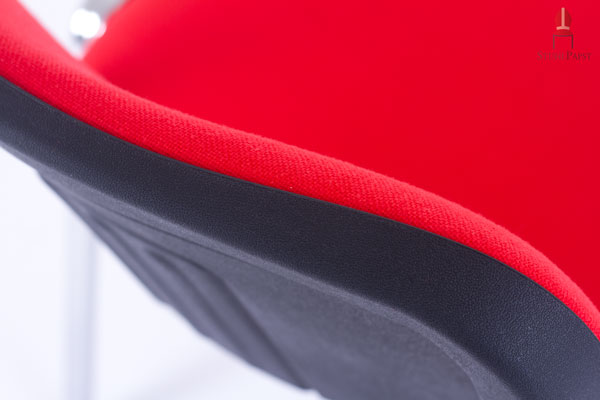 Der Stoffbezug ist sorgfältig verarbeitet