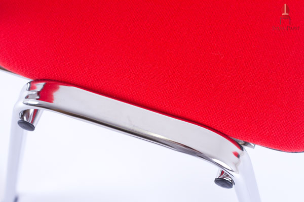 Stuhlbeine aus Stahlrohr und Stoffbezug bilden einen schönen Kontrast