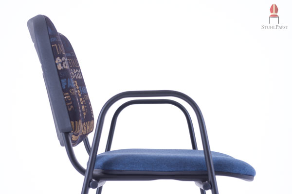 Das Stuhlgestell des Din Iso Style AL ist zu Armlehnen hochgezogen